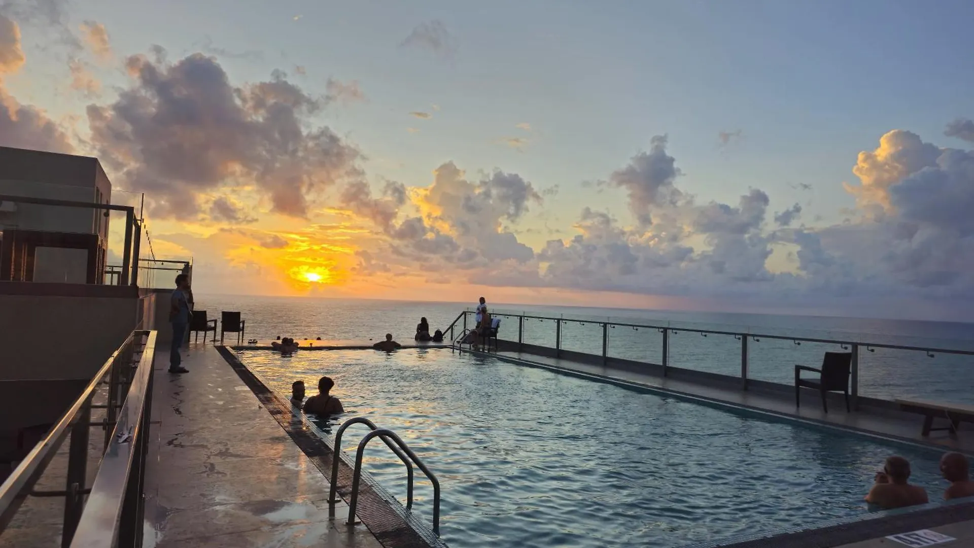 Ocean Breeze Sea View Luxury Apartments Negombo