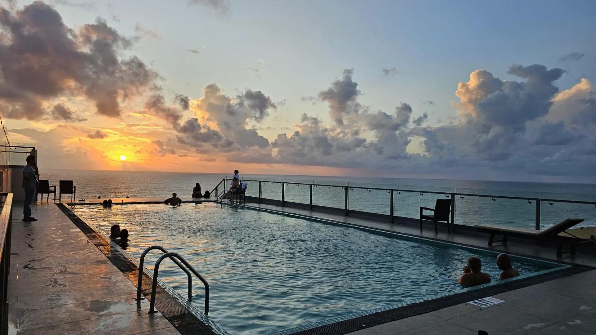 Ocean Breeze Sea View Luxury Apartments Negombo